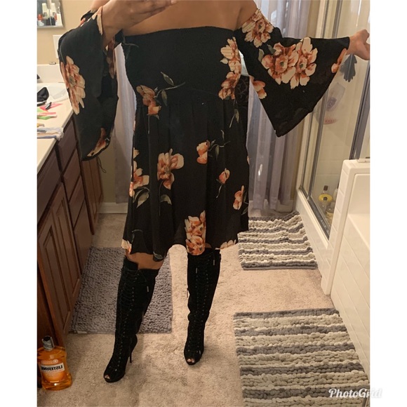 Dresses & Skirts - Black cute little dress 🖤